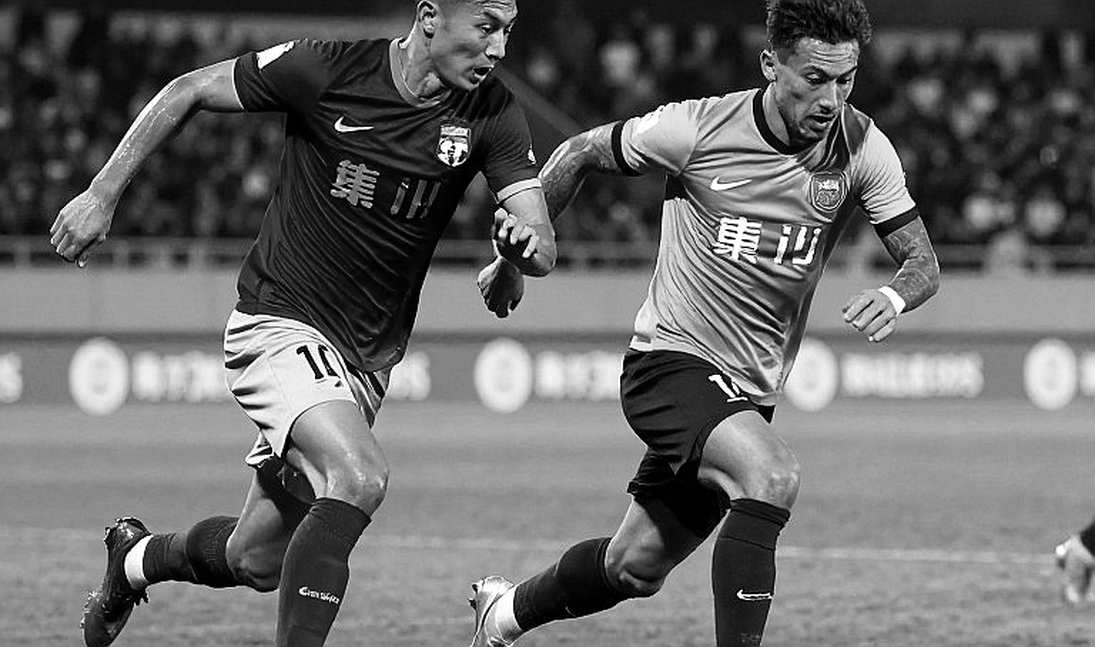 দু'শো ষোলো মিনিটের হিসাব: কাগজের বিলিয়ন থেকে পিচের ধুলোয় নামার গল্প