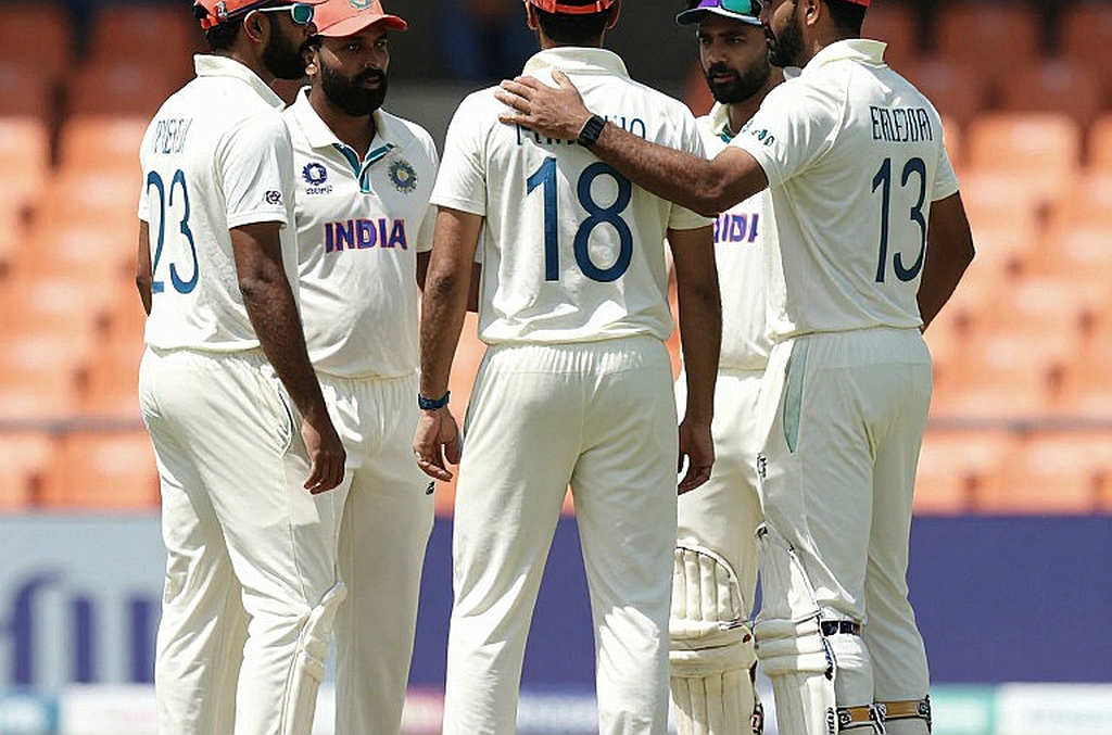 একটি ঘুষি, তিন প্রতিষ্ঠান, একটি খালি চেয়ার